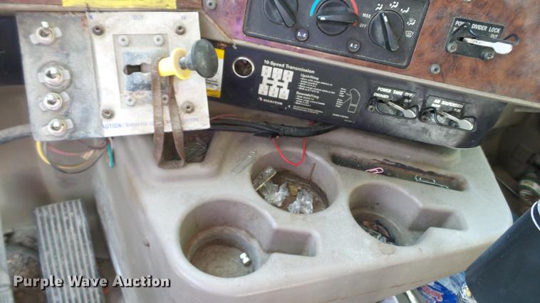 image for item DC5559 2007 International 9200i semi truck