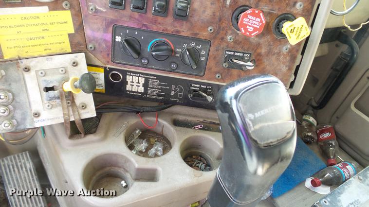 image for item DC5559 2007 International 9200i semi truck