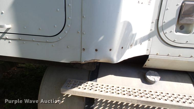 image for item DC5559 2007 International 9200i semi truck