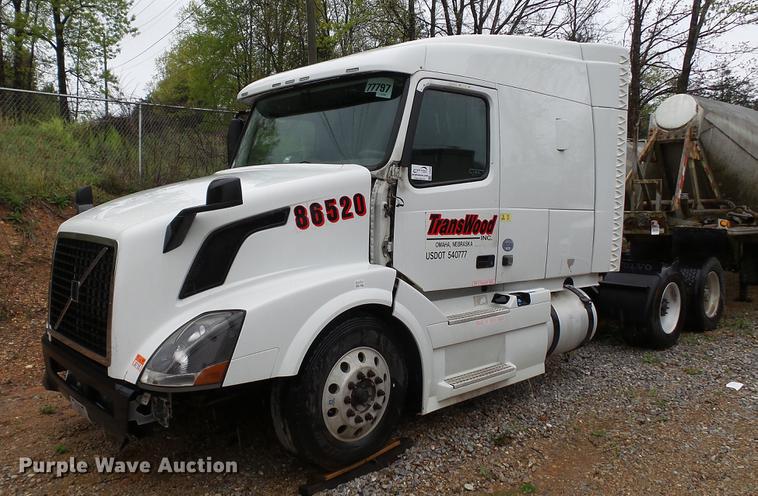 image for item DC5560 2013 Volvo VNL semi truck