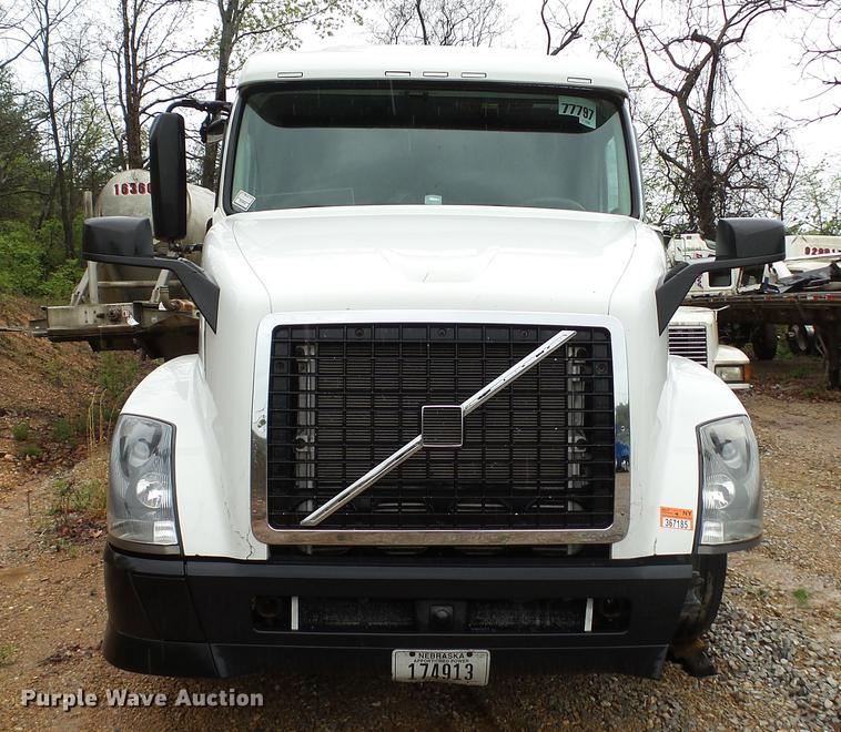 image for item DC5560 2013 Volvo VNL semi truck