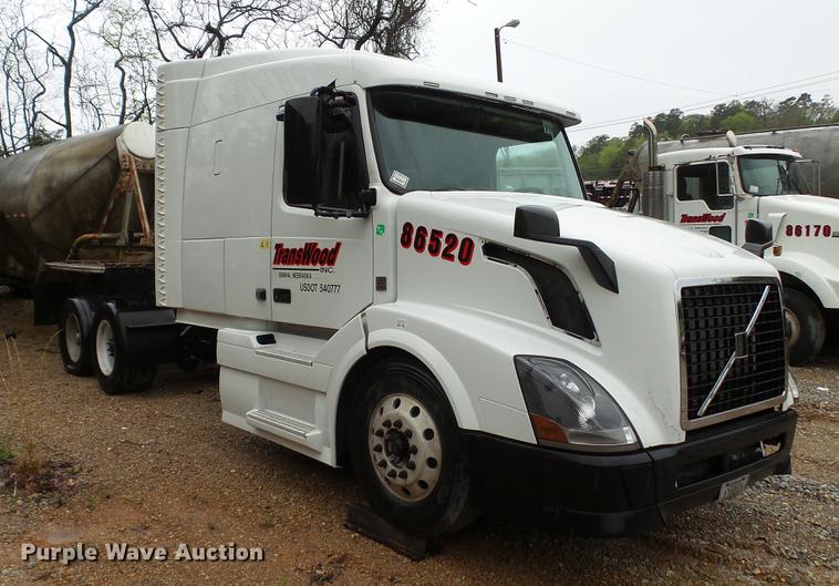 image for item DC5560 2013 Volvo VNL semi truck