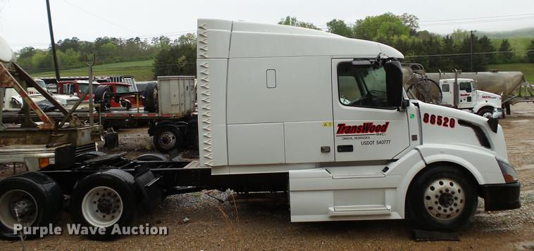 image for item DC5560 2013 Volvo VNL semi truck
