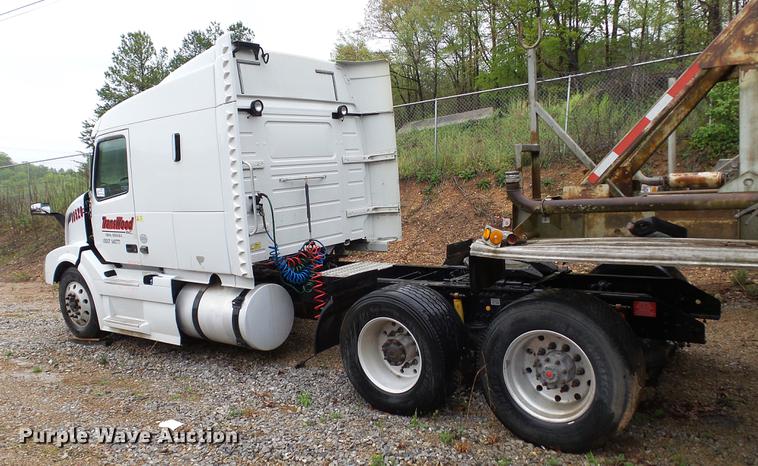 image for item DC5560 2013 Volvo VNL semi truck
