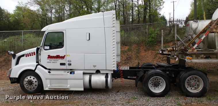 image for item DC5560 2013 Volvo VNL semi truck