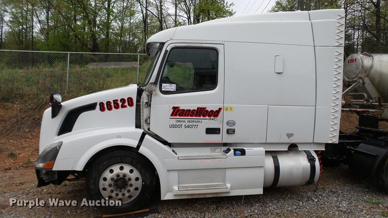 image for item DC5560 2013 Volvo VNL semi truck