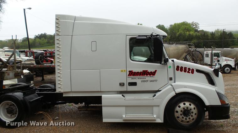 image for item DC5560 2013 Volvo VNL semi truck