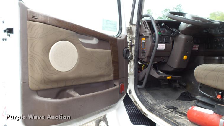 image for item DC5560 2013 Volvo VNL semi truck