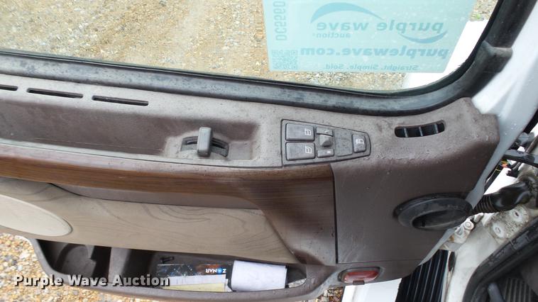 image for item DC5560 2013 Volvo VNL semi truck