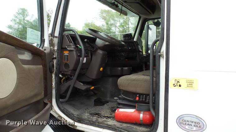 image for item DC5560 2013 Volvo VNL semi truck