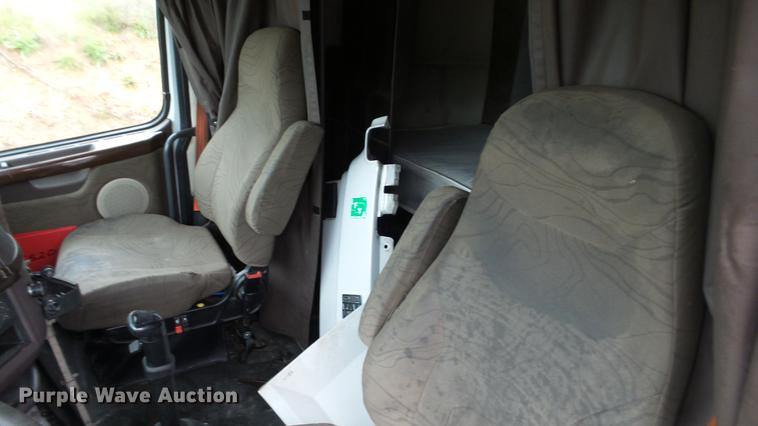 image for item DC5560 2013 Volvo VNL semi truck