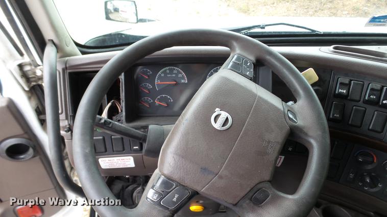 image for item DC5560 2013 Volvo VNL semi truck
