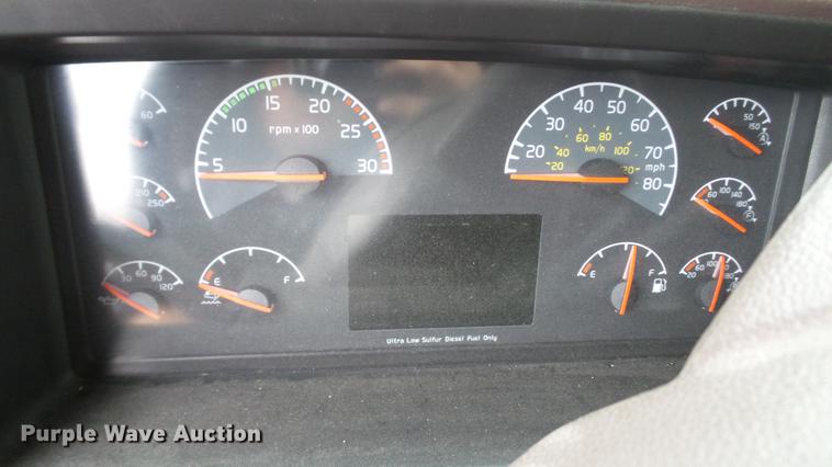 image for item DC5560 2013 Volvo VNL semi truck