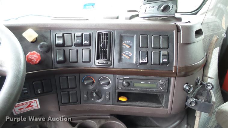 image for item DC5560 2013 Volvo VNL semi truck