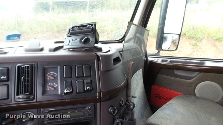image for item DC5560 2013 Volvo VNL semi truck