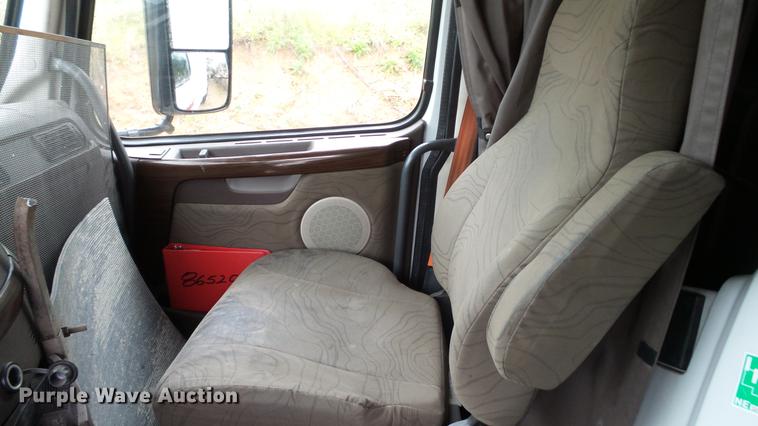 image for item DC5560 2013 Volvo VNL semi truck