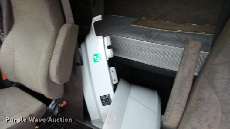 image for item DC5560 2013 Volvo VNL semi truck
