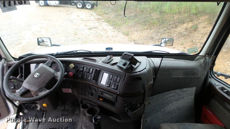 image for item DC5560 2013 Volvo VNL semi truck