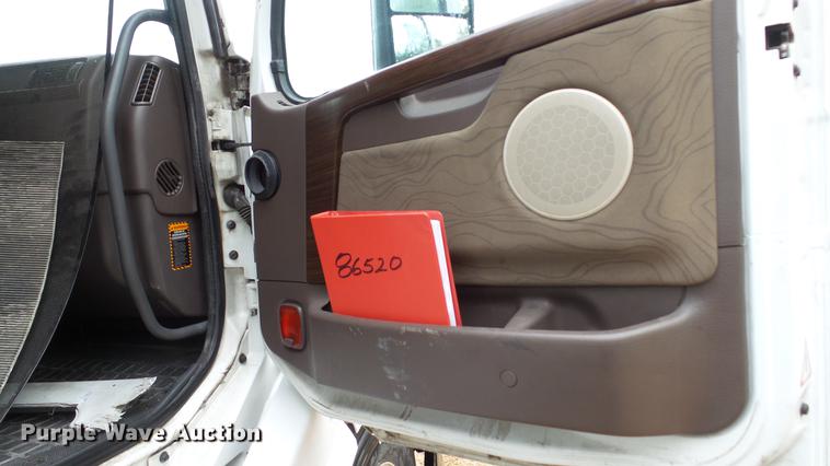 image for item DC5560 2013 Volvo VNL semi truck