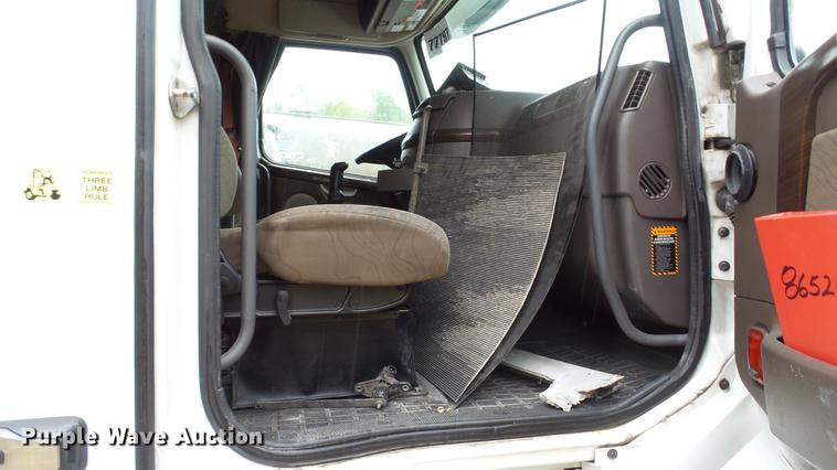 image for item DC5560 2013 Volvo VNL semi truck