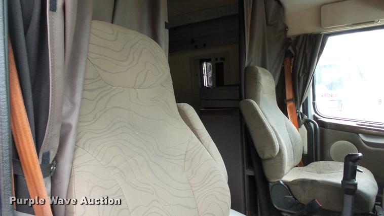 image for item DC5560 2013 Volvo VNL semi truck