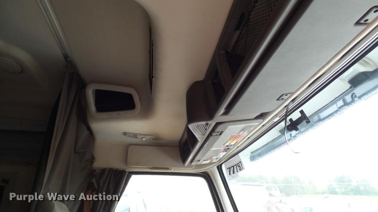 image for item DC5560 2013 Volvo VNL semi truck