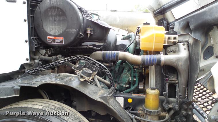 image for item DC5560 2013 Volvo VNL semi truck