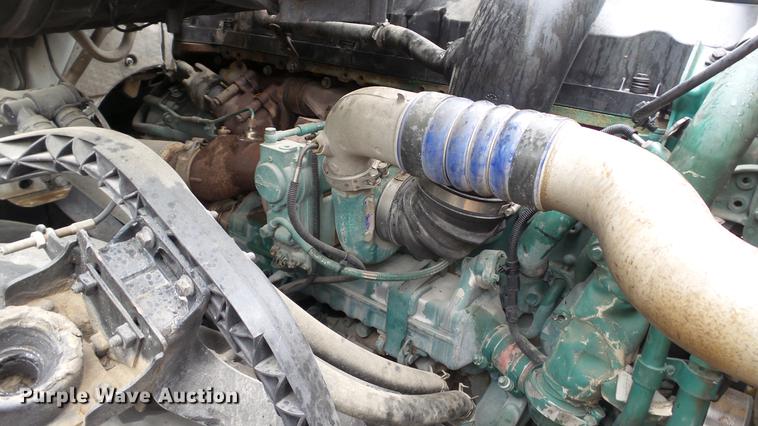 image for item DC5560 2013 Volvo VNL semi truck