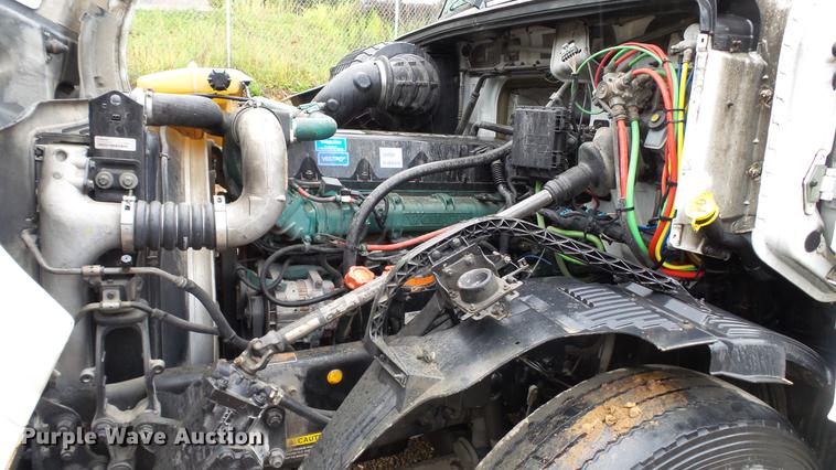 image for item DC5560 2013 Volvo VNL semi truck