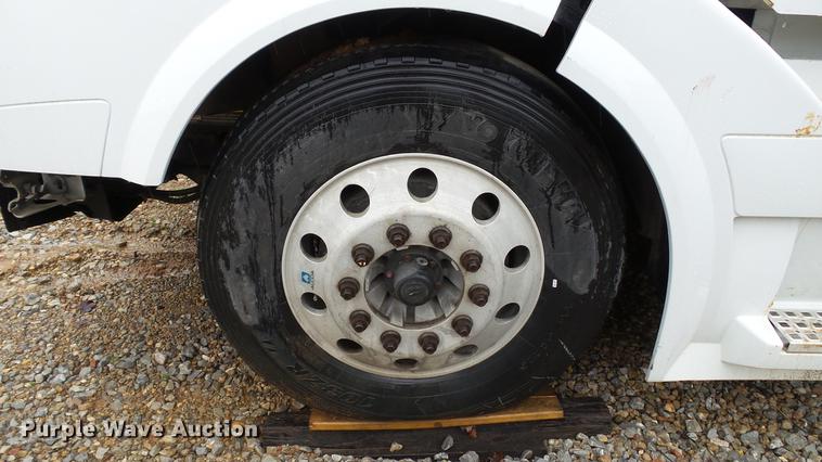 image for item DC5560 2013 Volvo VNL semi truck