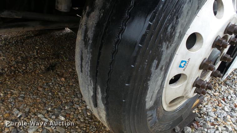 image for item DC5560 2013 Volvo VNL semi truck