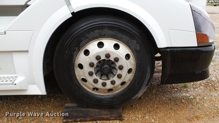 image for item DC5560 2013 Volvo VNL semi truck