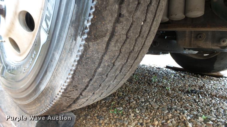 image for item DC5560 2013 Volvo VNL semi truck