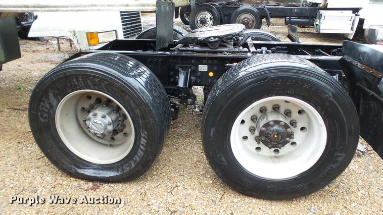 image for item DC5560 2013 Volvo VNL semi truck