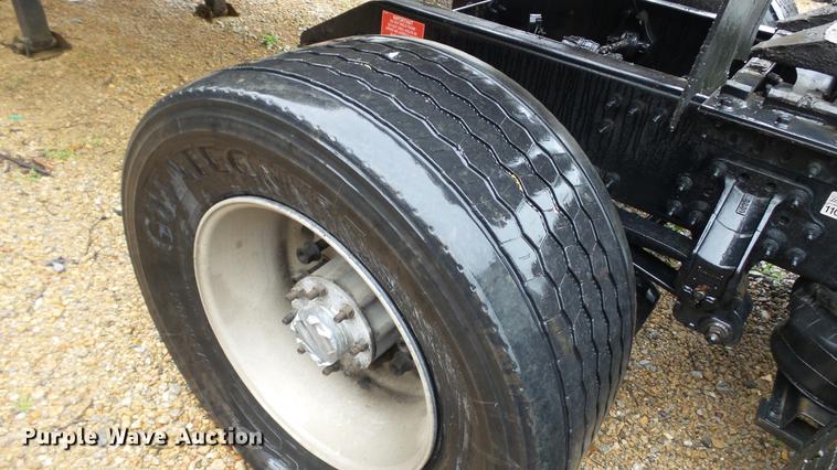 image for item DC5560 2013 Volvo VNL semi truck