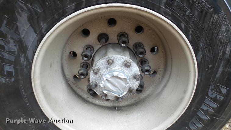 image for item DC5560 2013 Volvo VNL semi truck