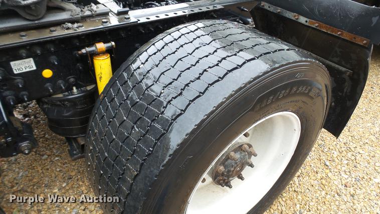 image for item DC5560 2013 Volvo VNL semi truck