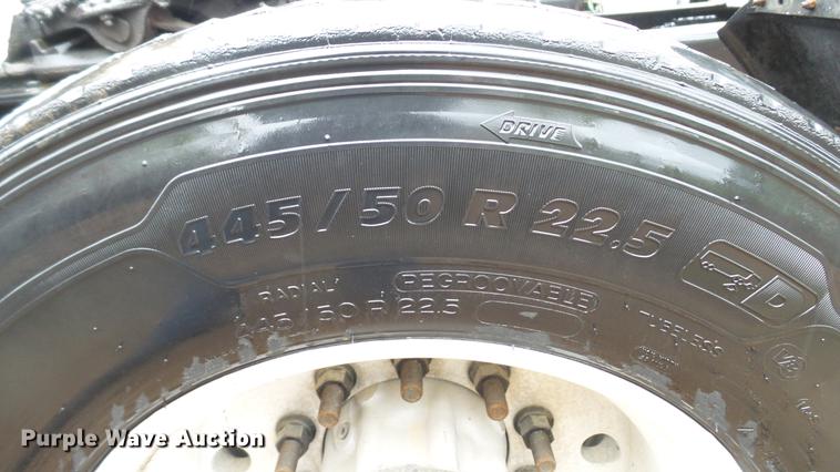 image for item DC5560 2013 Volvo VNL semi truck