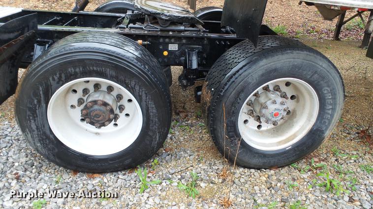 image for item DC5560 2013 Volvo VNL semi truck