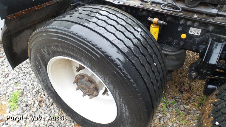 image for item DC5560 2013 Volvo VNL semi truck