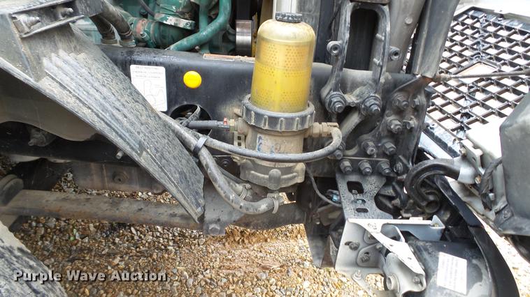 image for item DC5560 2013 Volvo VNL semi truck