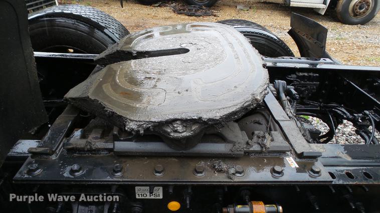 image for item DC5560 2013 Volvo VNL semi truck