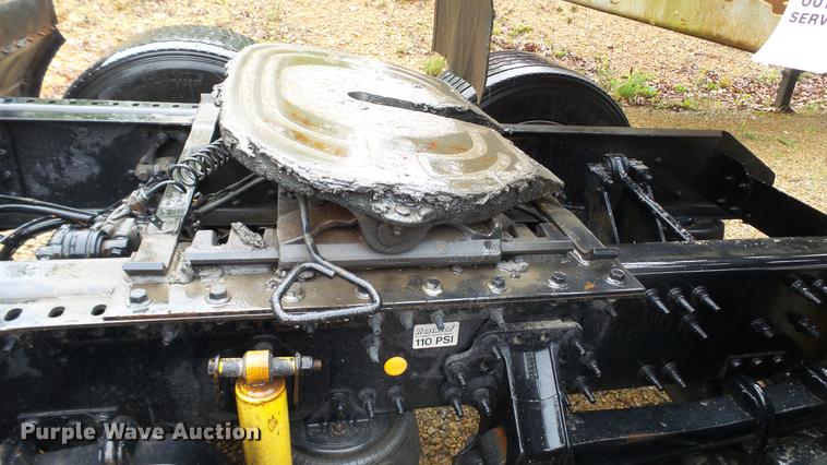 image for item DC5560 2013 Volvo VNL semi truck