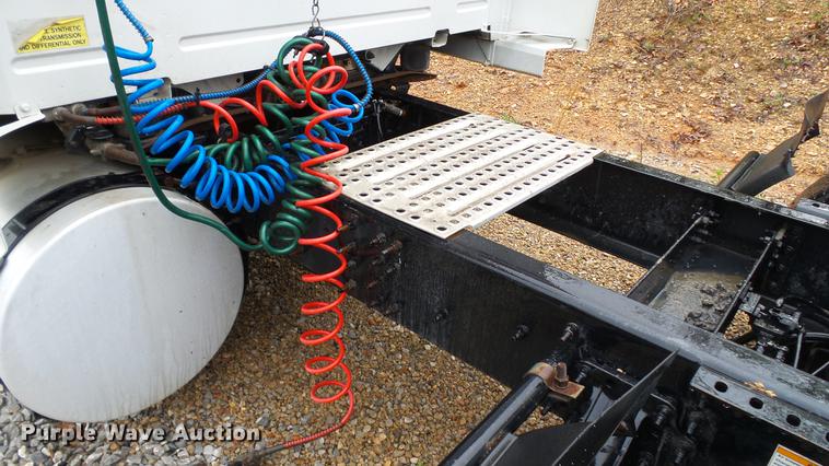 image for item DC5560 2013 Volvo VNL semi truck