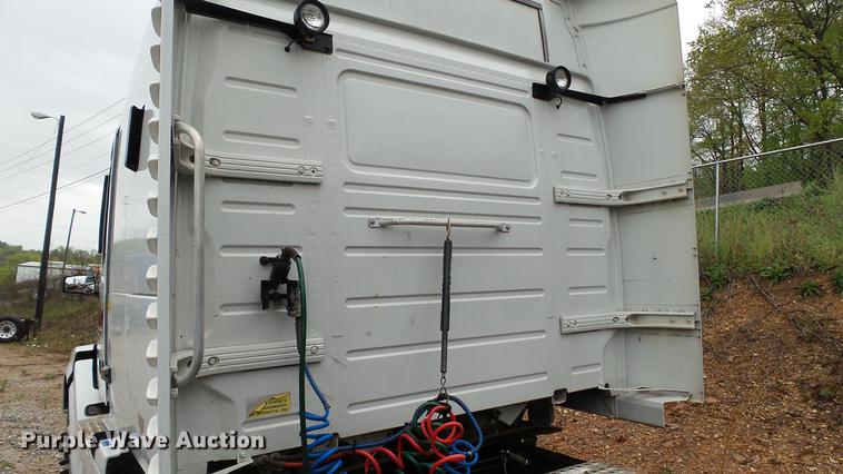 image for item DC5560 2013 Volvo VNL semi truck