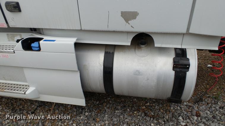 image for item DC5560 2013 Volvo VNL semi truck