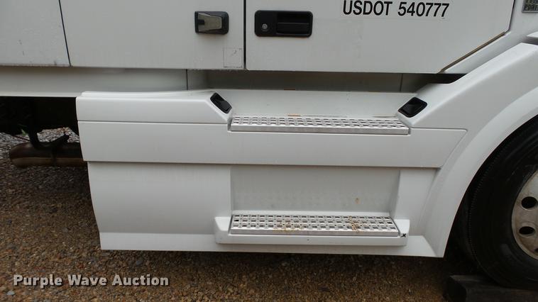 image for item DC5560 2013 Volvo VNL semi truck