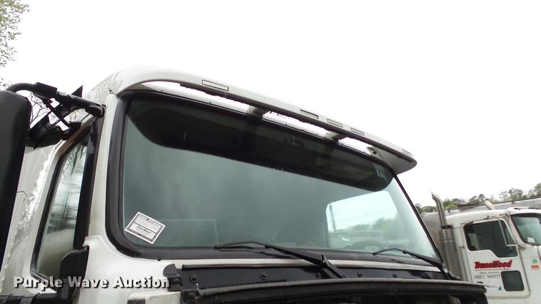 image for item DC5560 2013 Volvo VNL semi truck