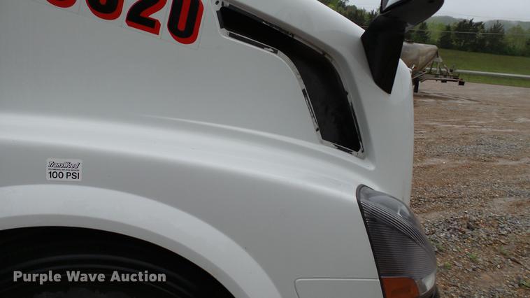 image for item DC5560 2013 Volvo VNL semi truck