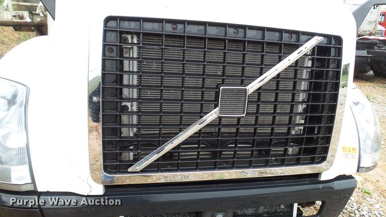 image for item DC5560 2013 Volvo VNL semi truck